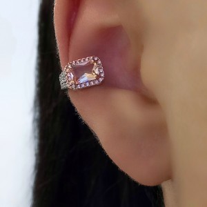 Piercing falso de orelha retângulo de prata com banho de ródio e cristal morganita com zircônia rosa e branca